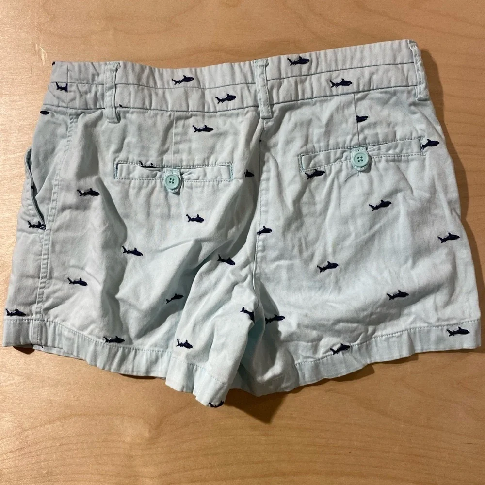 British Khaki Light Blue Shark Print Women's Shorts 4 (OM)